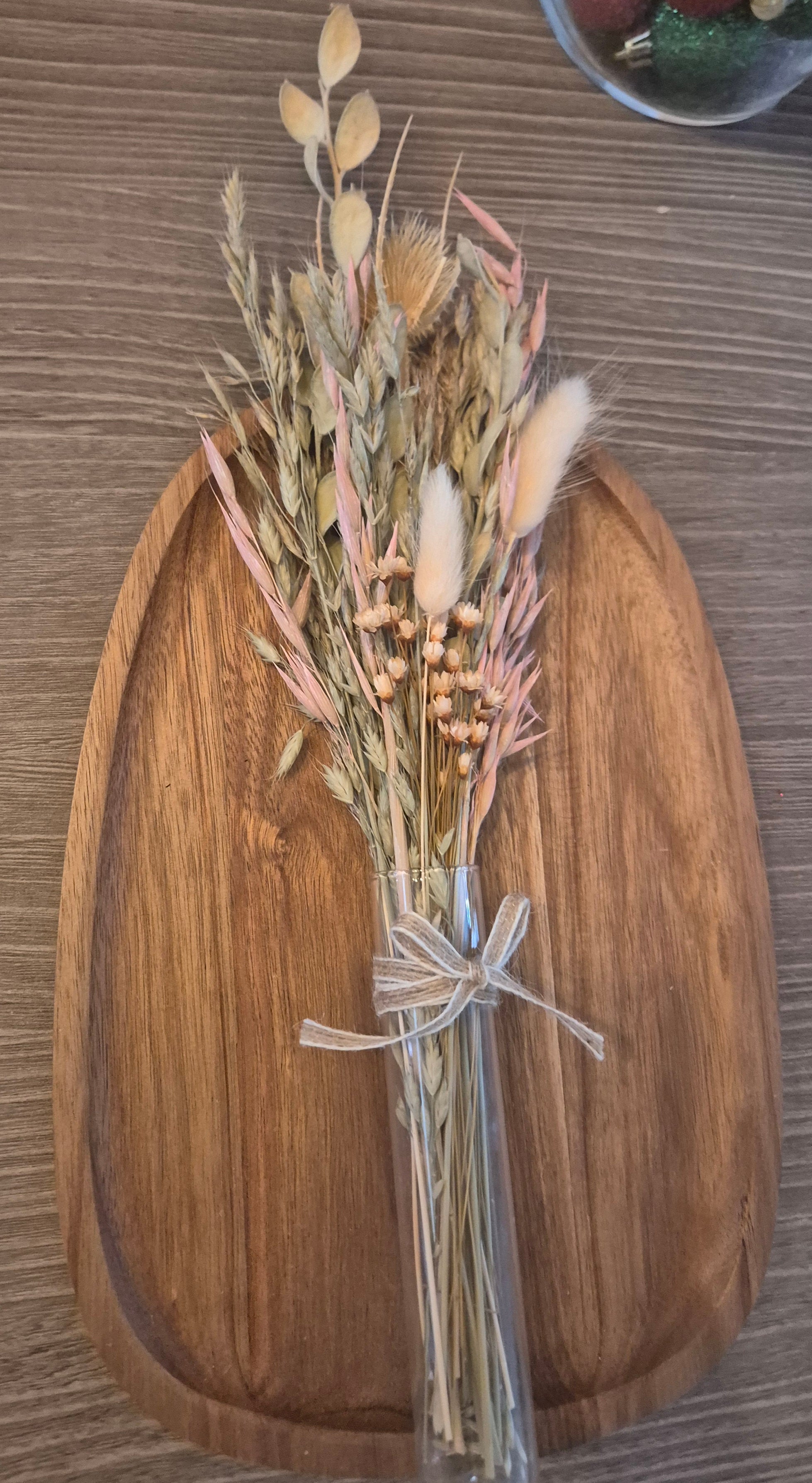 Droogbloemen op plankje om op te hangen.